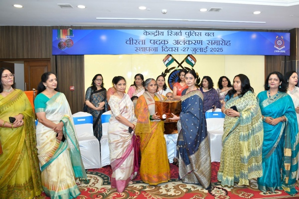 विभिन्न अवसरों परशहीदों के परिवारों का सम्मान करना और उनसे जुड़ना